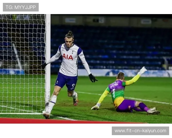 孙兴慜中路接应推射，热刺前场配合展现默契：品牌故事与战术灵感并行